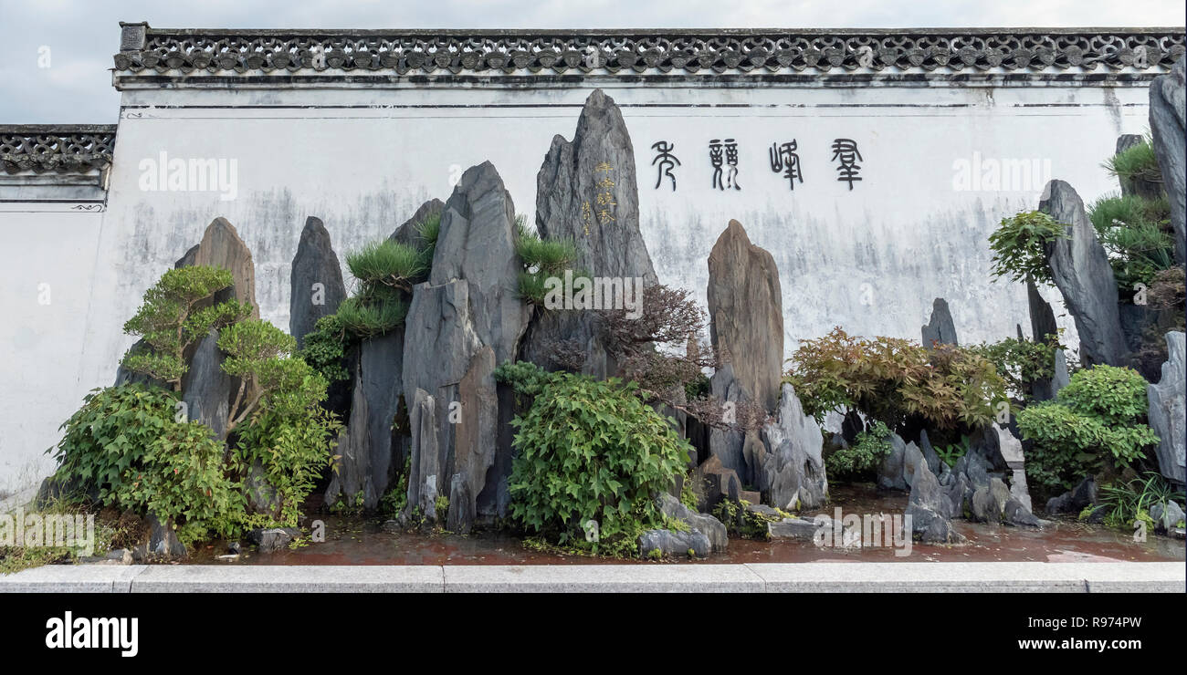 Close-up, miniascape Hui Huangshan Montagnes avec des pics de granit et d'arbres, Bao Family Garden, Shexian, Chine Banque D'Images