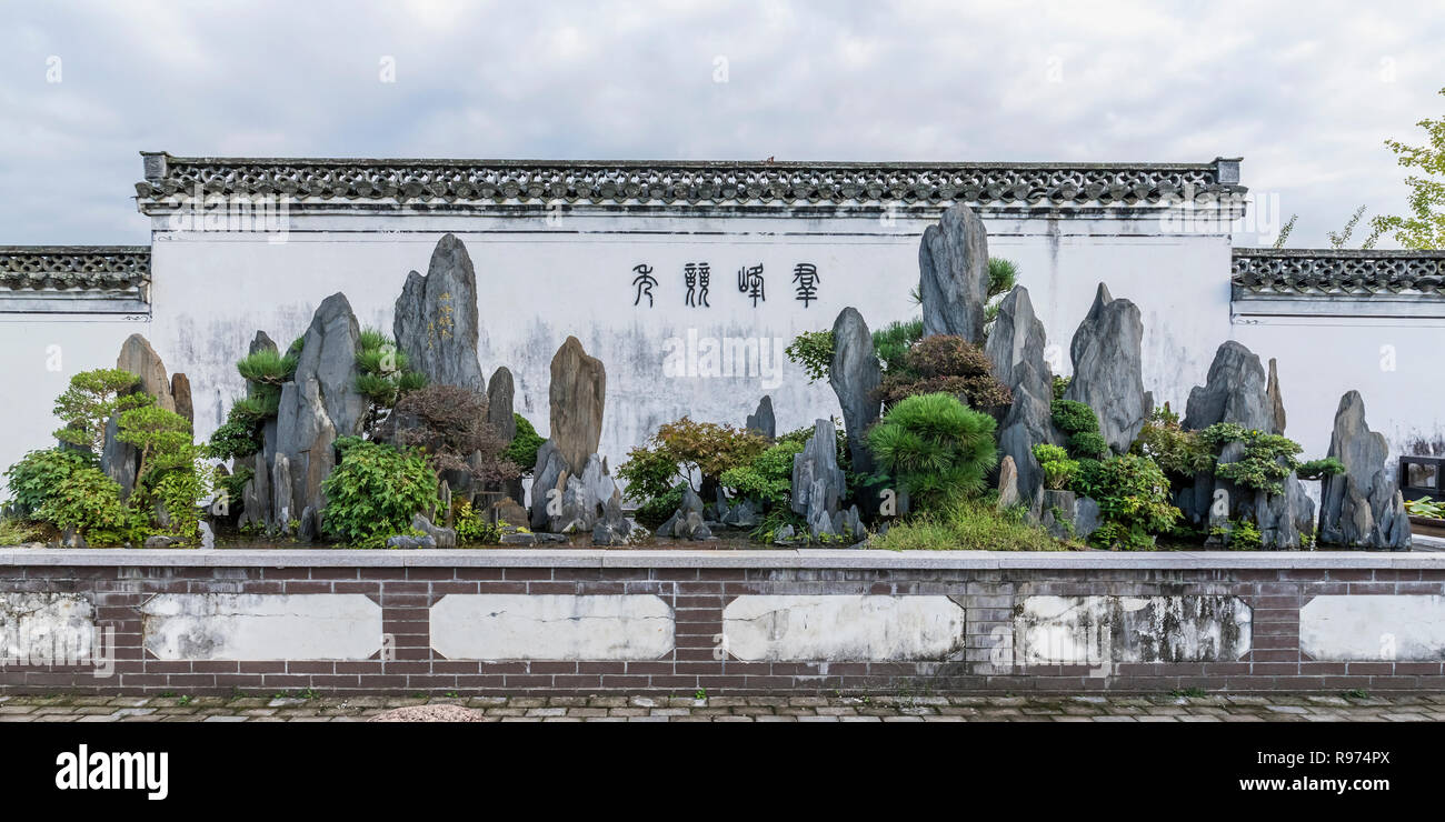 Miniascape Hui Huangshan Montagnes avec des pics de granit et d'arbres, Bao Family Garden, Shexian, Chine Banque D'Images
