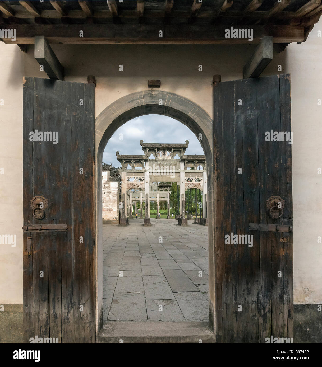 À la recherche de Qing Tang Yi Bao vers CanXiao Archway pour la piété, Tangyue, Chine Banque D'Images