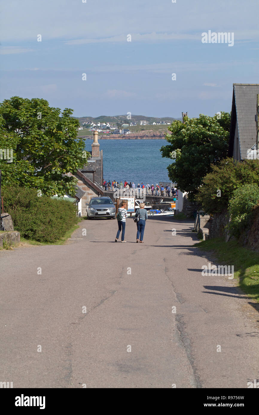 Regardant vers le bas de la colline de la Nonnerie, passagers, au départ de Iona, de ferry pour Fionnphort, Mull, sur l'horizon. Pour rendre le quai, Port Ronain.​​ Banque D'Images