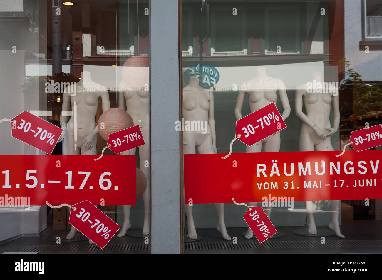 07.06.2017, Reutlingen, Bade-Wurtemberg, Allemagne, Europe - un magasin de vêtements de la publicité avec des remises et rabais pour une braderie. Banque D'Images