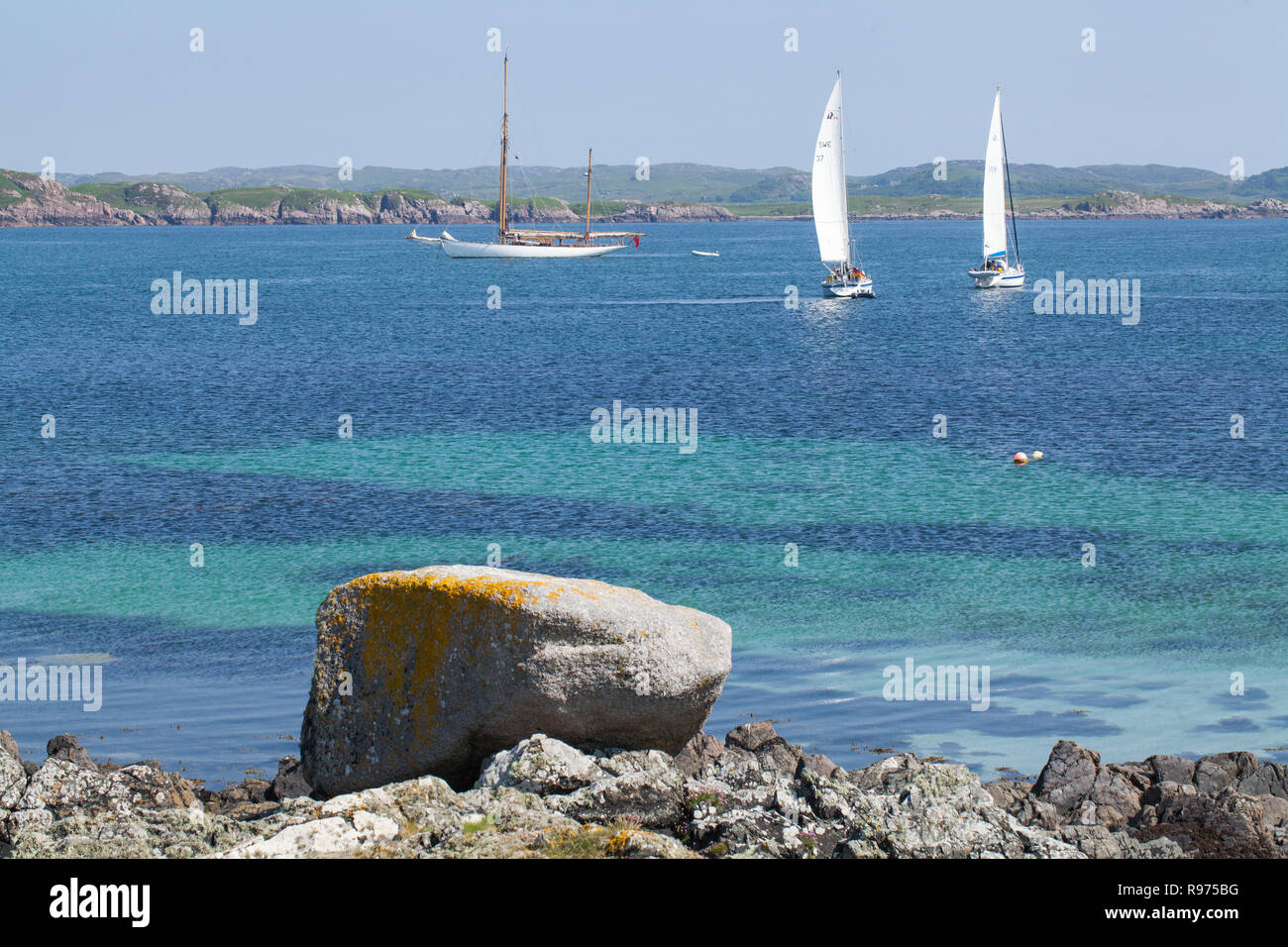 Dépôt de moraine, gros rocher, granit, roche, pierre, a déposé, avant-plan isolé. Port de l'île de Iona, Sligineach Na Beag, Son d'Iona, Hébrides intérieures, Mull sur l'horizon. L'Argyll and Bute, côte ouest de l'Écosse. Banque D'Images