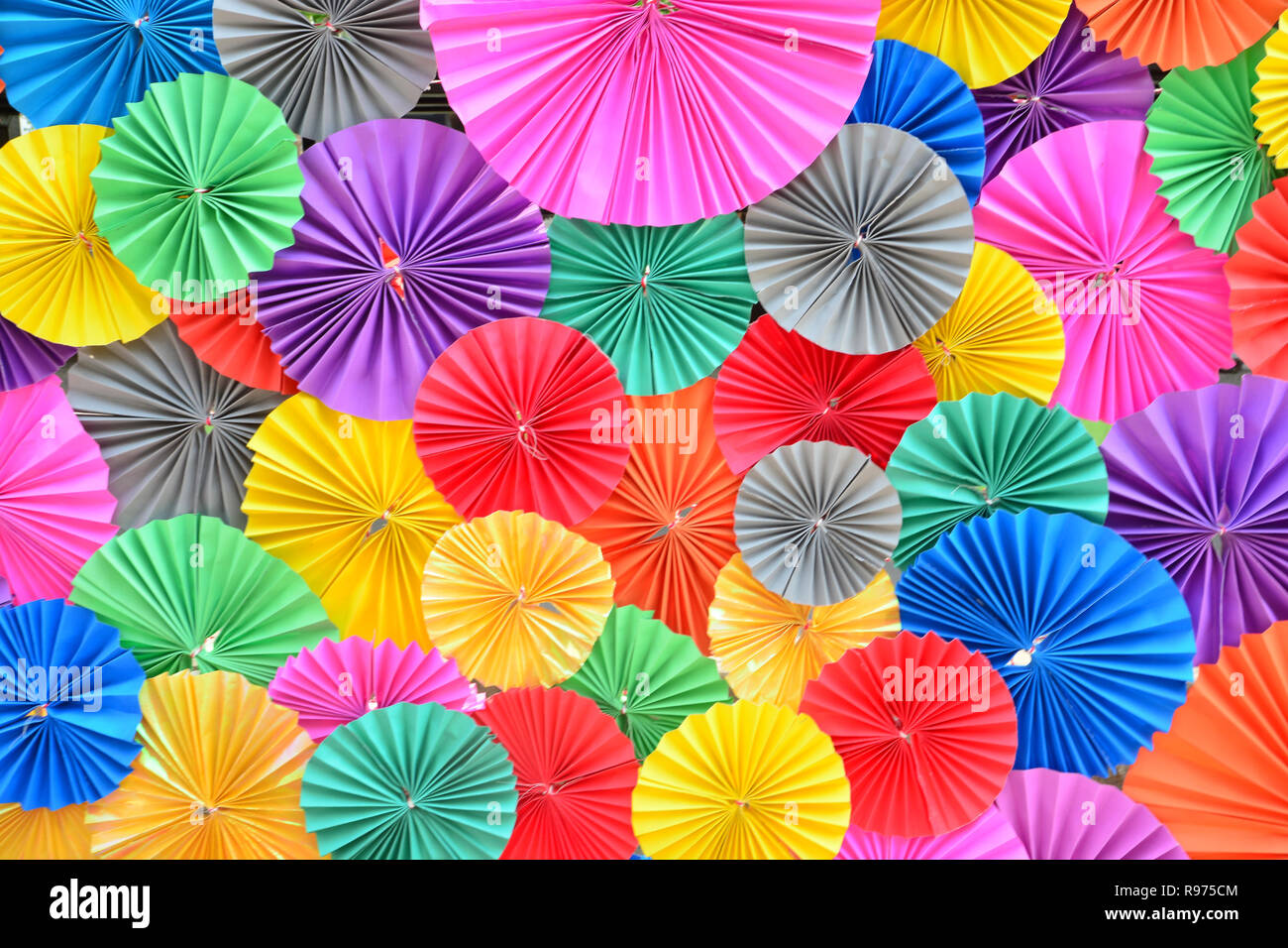 Pliage de papier coloré abstrait multicolore pour l'arrière plan. Banque D'Images