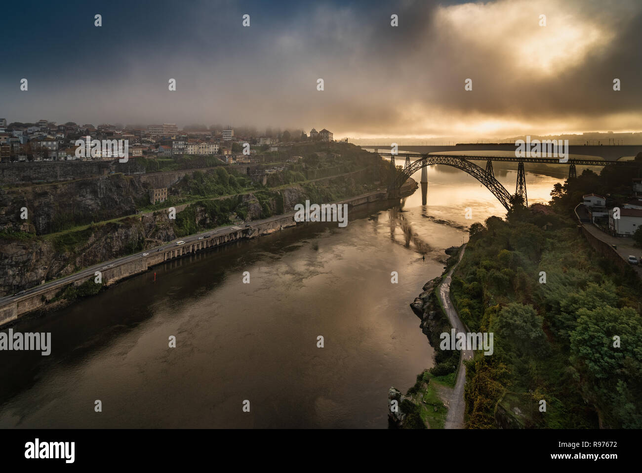 Vue éloignée sur la D. Maria Pia et Sao Joao de ponts, à Porto, Portugal pendant la matinée l'heure. Ciel nuageux. Banque D'Images