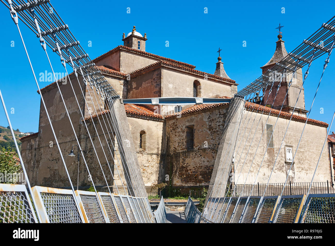 L'église baroque et moderne pont. Cangas del Narcea, Asturias. Espagne Banque D'Images