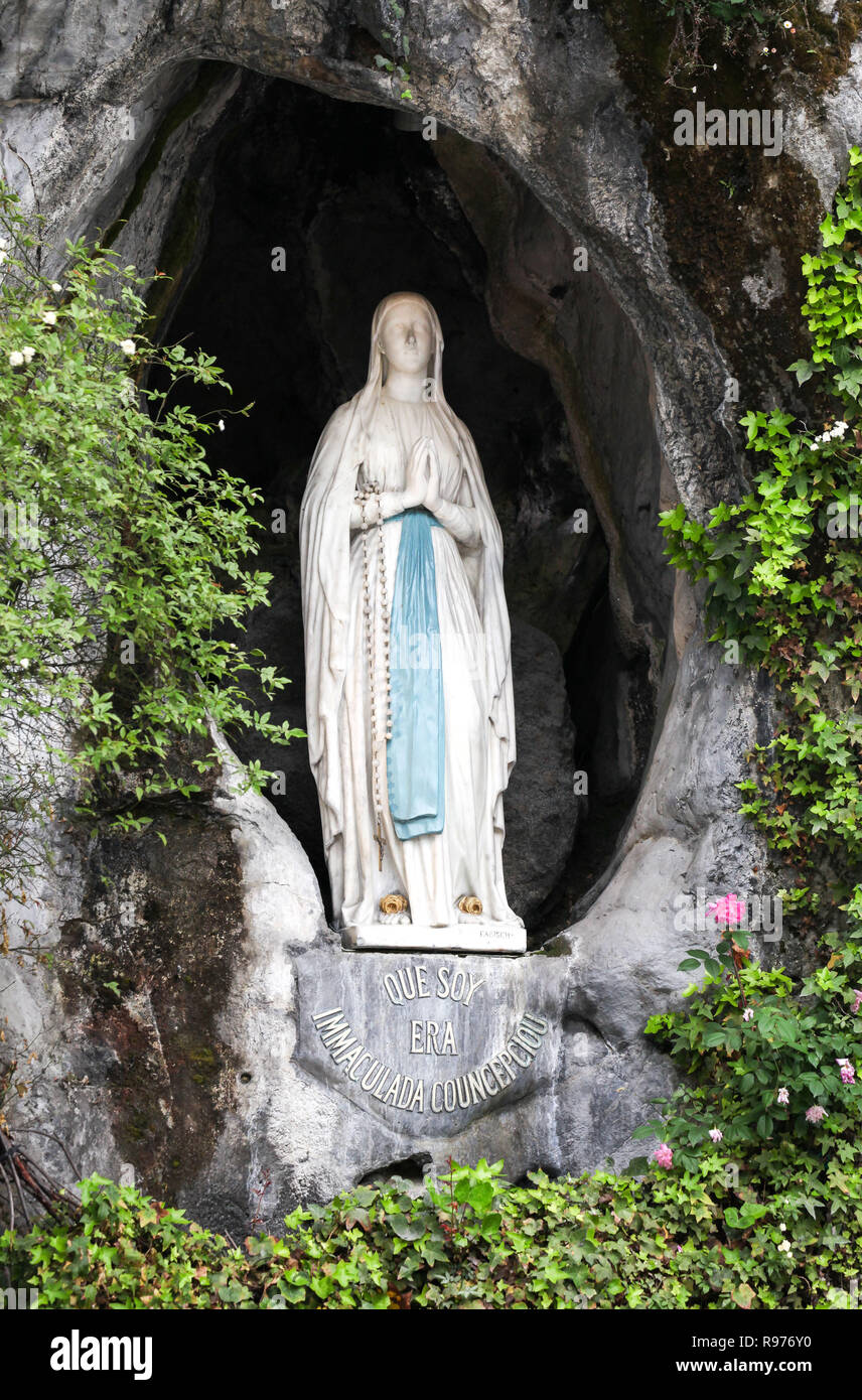 Pèlerinage à la grotte de Massabielle à Lourdes (sud-ouest de la France). C'est là que la Vierge Marie est apparue 18 fois à Bernadette Soubirous en 1858 et où elle a découvert une source qui coule dans la grotte possédant des vertus miraculeuses. Statue de la Vierge Marie à l'intérieur d'une niche. Banque D'Images