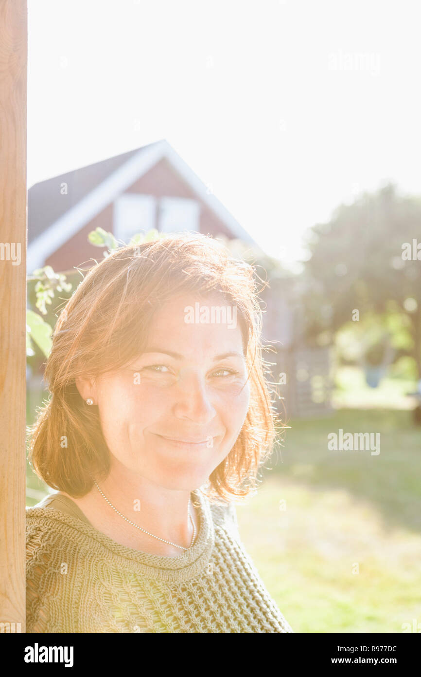 Mid adult woman smiling in the sunshine in Hano, Suède Banque D'Images