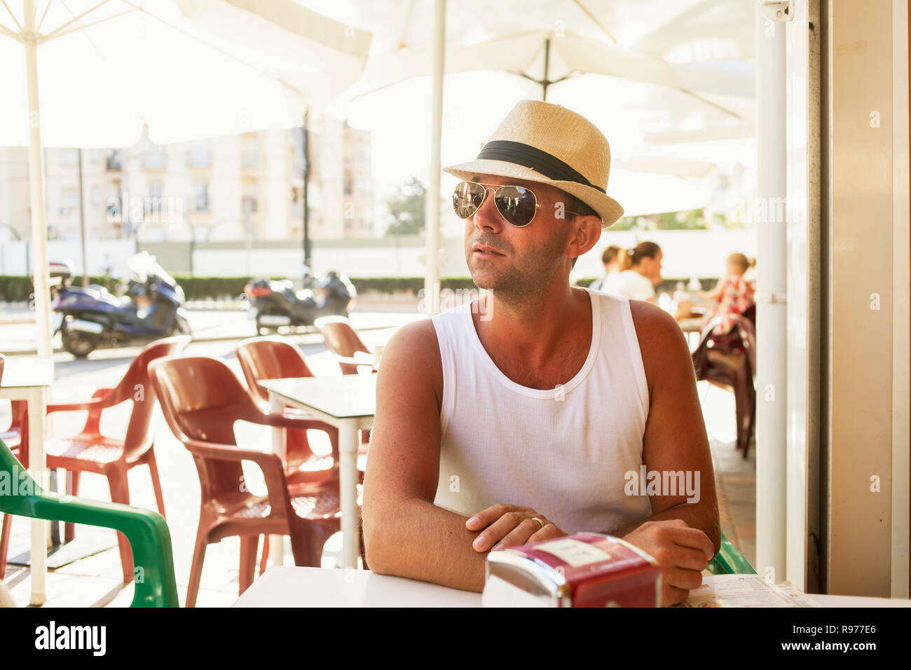 Mid adult man sitting outdoors at a cafe à Fuengirola, Espagne Banque D'Images