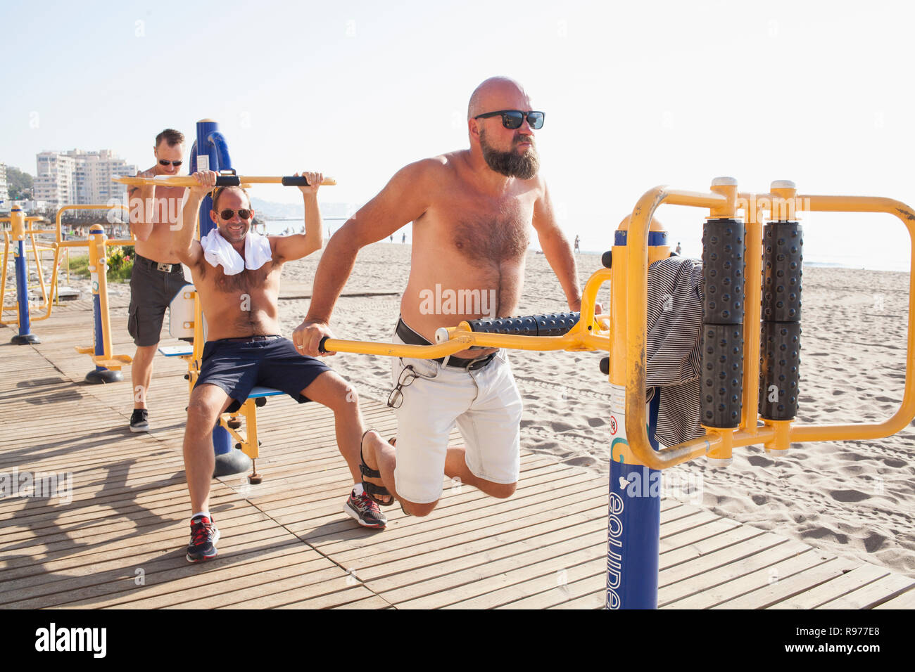 Mi les hommes adultes entraînement sur une plage de Fuengirola, Espagne Banque D'Images