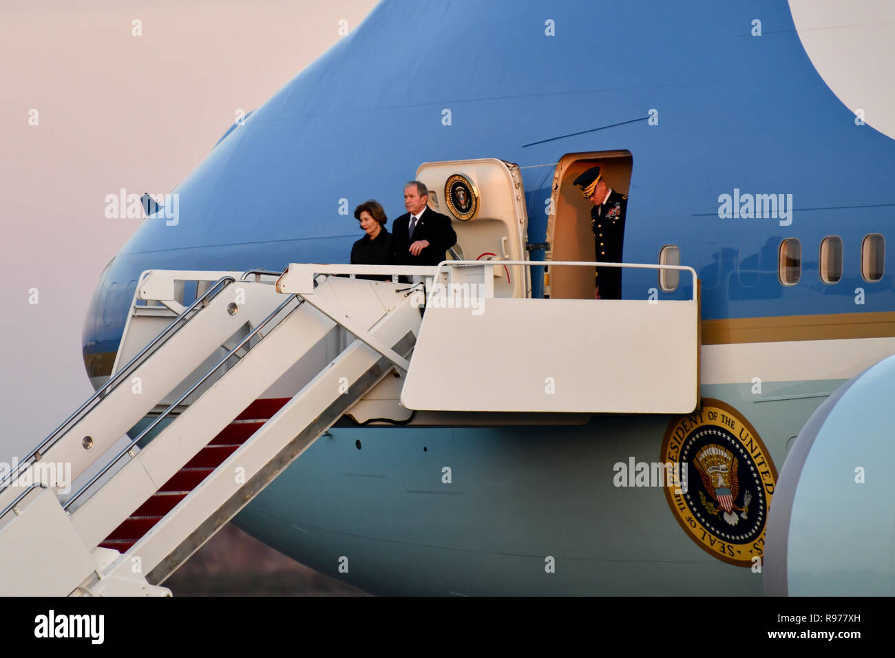 Service des États-Unis membres du comité mixte sur la garde d'honneur des forces canadiennes fournissent les honneurs militaires lors de l'arrivée de l'ancien président George H. Bush, le 41e président des États-Unis, à partir d'Ellington Field Joint Reserve Base, Texas, 05 décembre 2018. Près de 4 000 militaires et civils de partout dans toutes les branches des forces armées américaines, y compris les réserves et de la Garde nationale, à condition que les composants de support pendant la cérémonie George H. W. Bush, le 41e président des États-Unis funérailles d'état. (Photo de la Garde nationale aérienne par le sergent. Daniel J. Martinez) Banque D'Images