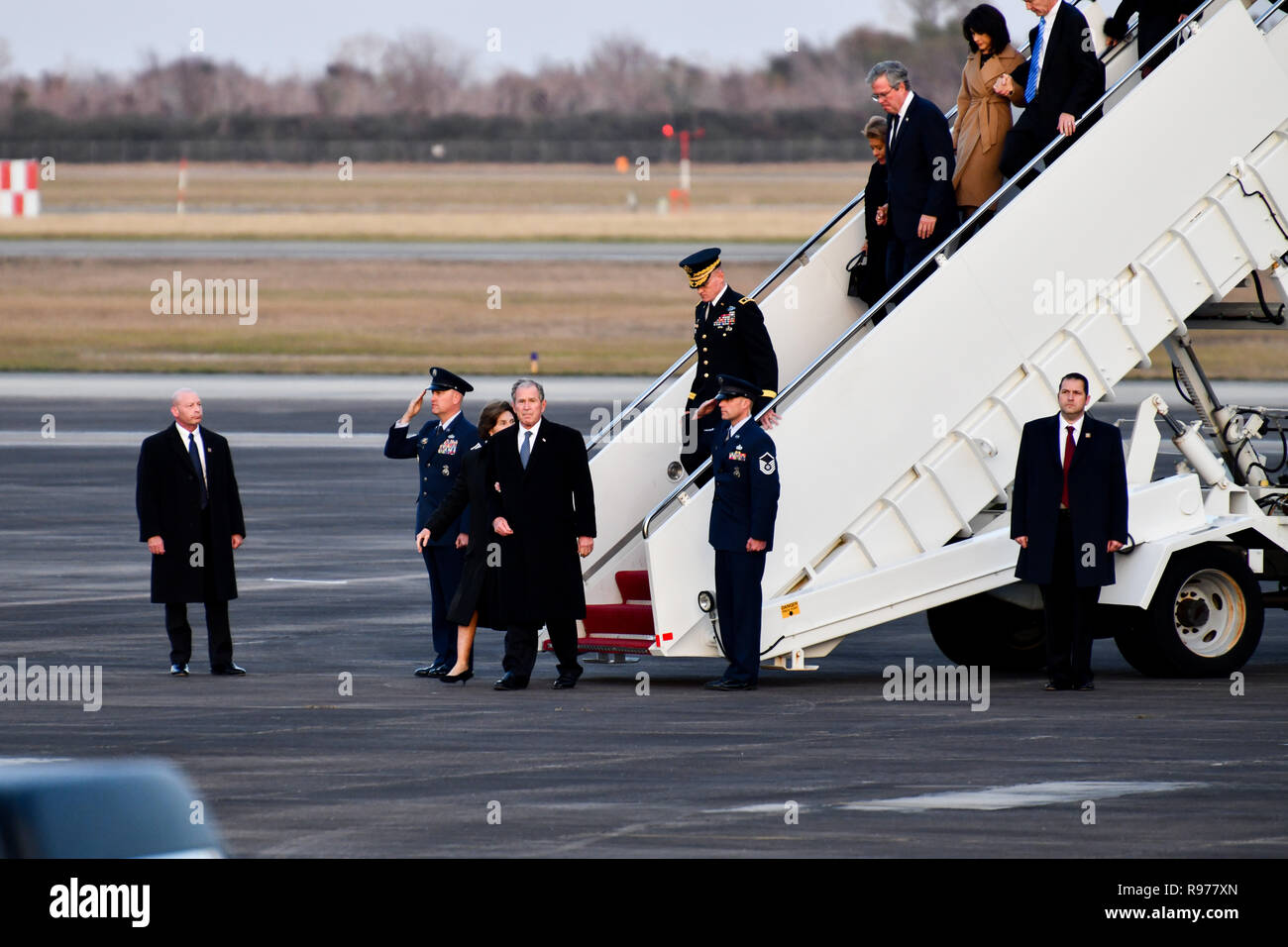 Service des États-Unis membres du comité mixte sur la garde d'honneur des forces canadiennes fournissent les honneurs militaires lors de l'arrivée de l'ancien président George H. Bush, le 41e président des États-Unis, à partir d'Ellington Field Joint Reserve Base, Texas, 05 décembre 2018. Près de 4 000 militaires et civils de partout dans toutes les branches des forces armées américaines, y compris les réserves et de la Garde nationale, à condition que les composants de support pendant la cérémonie George H. W. Bush, le 41e président des États-Unis funérailles d'état. (Photo de la Garde nationale aérienne par le sergent. Daniel J. Martinez) Banque D'Images