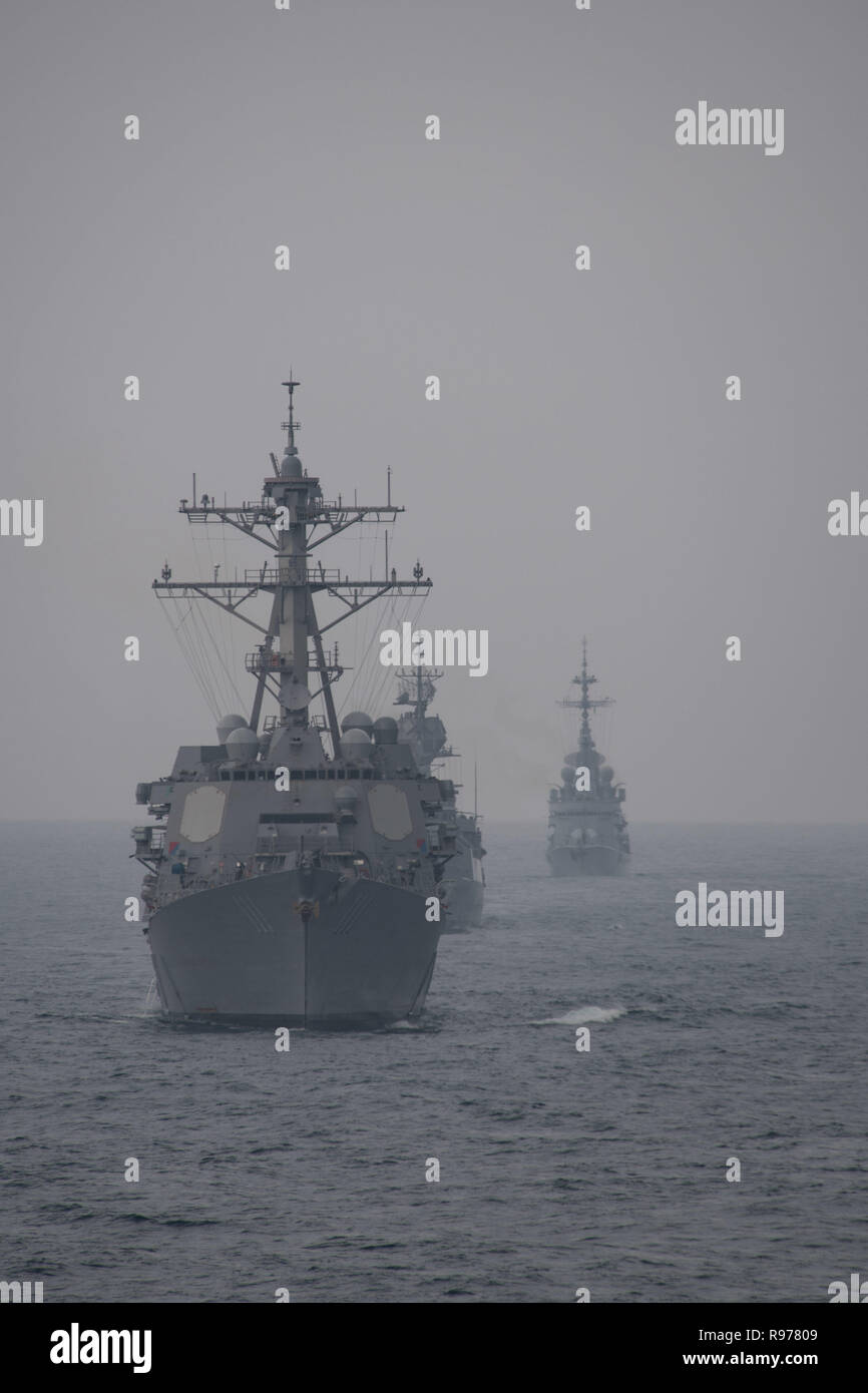 De gauche, la U.S. Navy destroyer lance-missiles USS Spruance (DDG 111), la Royal Australian Navy frégate de classe ANZAC HMAS Ballarat (FFH 155), et la marine française F70AA-class destroyer de défense aérienne Cassard FS (D 614) sont en cours pendant l'exercice de guerre anti-sous-marine SHAREM 195 dans la mer d'Oman, le 14 décembre 2018. Stockdale est déployé sur le 5e flotte américaine zone d'opérations à l'appui des opérations navales pour assurer la stabilité et la sécurité maritime dans la région Centrale, reliant la Méditerranée et le Pacifique à travers l'ouest de l'Océan indien et trois points d'étranglement stratégiques. (U.S. Le ph de la marine Banque D'Images