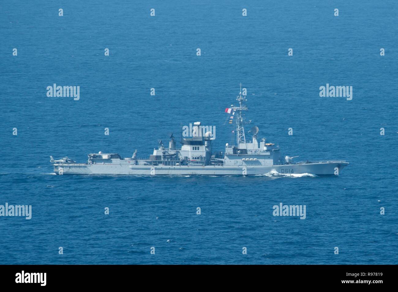 La marine française destroyer de défense aérienne Cassard FS (D 614) est en cours au cours de l'exercice de guerre anti-sous-marine SHAREM 195 dans la mer d'Oman, 18 décembre 2018. L'USS Spruance (DDG 111) est déployé sur le 5e flotte américaine zone d'opérations à l'appui des opérations navales pour assurer la stabilité et la sécurité maritime dans la région Centrale, reliant la Méditerranée et le Pacifique à travers l'ouest de l'Océan indien et trois points d'étranglement stratégiques. (U.S. Photo par marine Spécialiste de la communication de masse 1re classe Ryan D. McLearnon) Banque D'Images