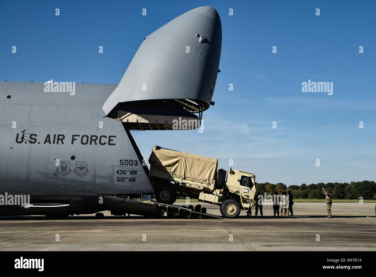 JOINT BASE LANGLEY-EUSTIS, Virginie - Les soldats de l'Armée américaine à partir de la 149e compagnie de transfert des cargaisons intérieures, 11e bataillon de transport, 7e brigade expéditionnaire (transport), une charge sur LMTV un C-5M Super Galaxy à partir de la 9ème escadron de transport aérien à partir de Dover Air Force Base, Texas, lors d'un exercice d'entraînement à joint Base Langley-Eustis, Virginie, le 19 octobre 2018. La 11e Trans. Bn. a participé à un exercice de pré-déploiement Le 16 octobre - 21, 2018, en préparation pour un champ d'entraînement. (U.S. Photo de l'armée par la CPS. Travis Teate) Banque D'Images