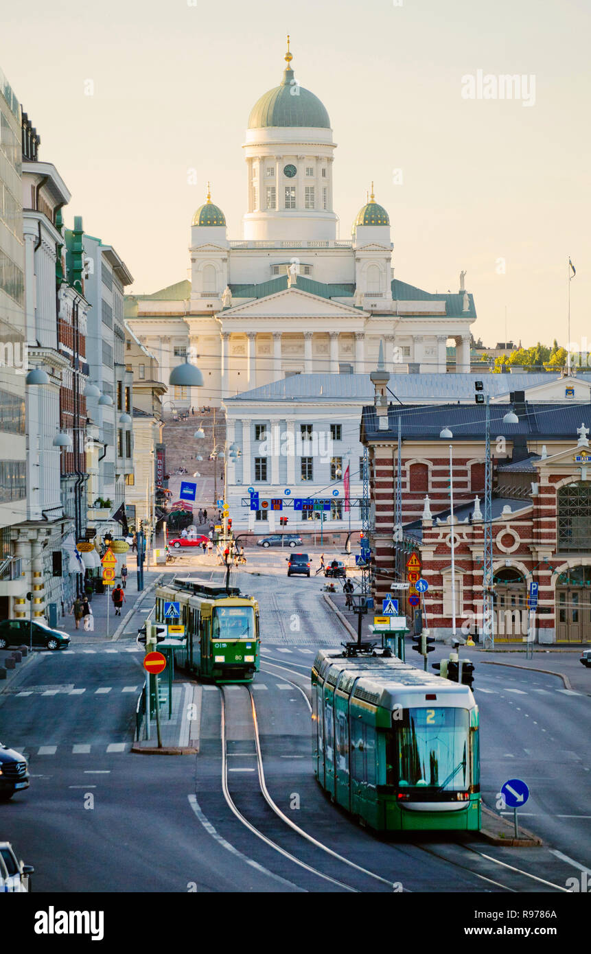 Les tramways par Cathédrale d'Helsinki, Finlande Banque D'Images