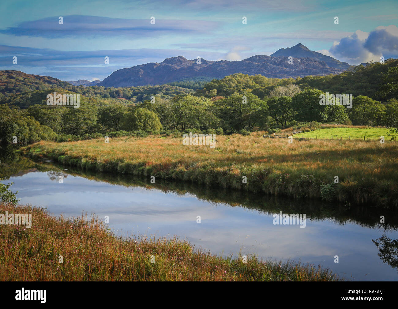 La rivière Glaslyn sur une belle journée d'automne, le calme dans la région de Snowdonia, Pays de Galles, Royaume-Uni Banque D'Images