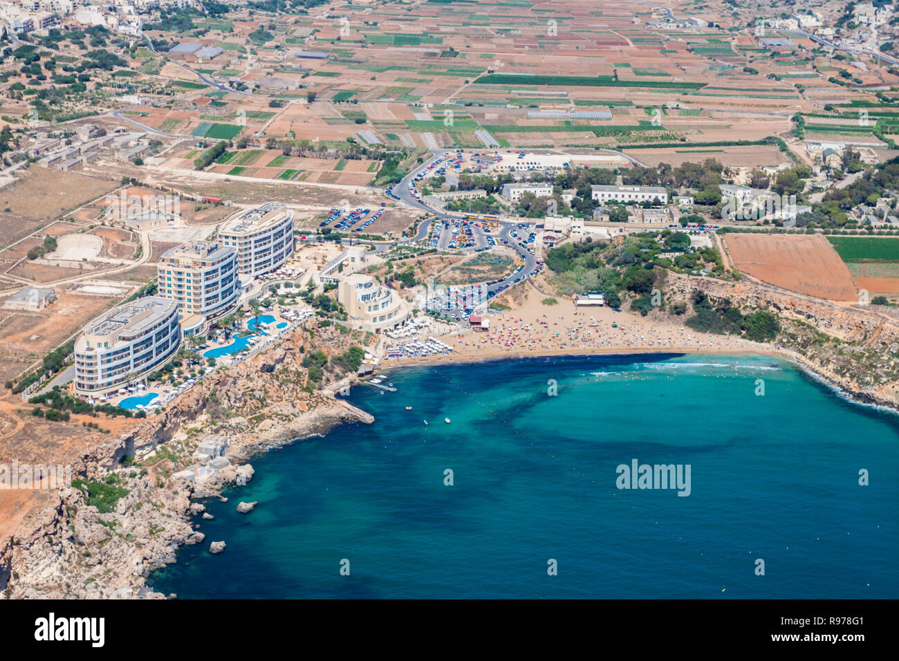 Vue aérienne de Golden bay beach, Ghajn Tuffieha bay. Mellieha (Il-Mellieha), Région du Nord, l'île de Malte. Malte à partir de ci-dessus. Banque D'Images
