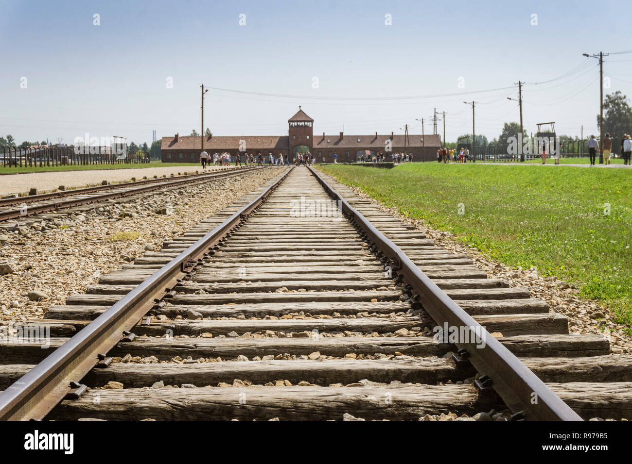 Des chemins de fer de l'entrée principale du camp de concentration d'Auschwitz Birkenau, musée de nos jours, Pologne Banque D'Images