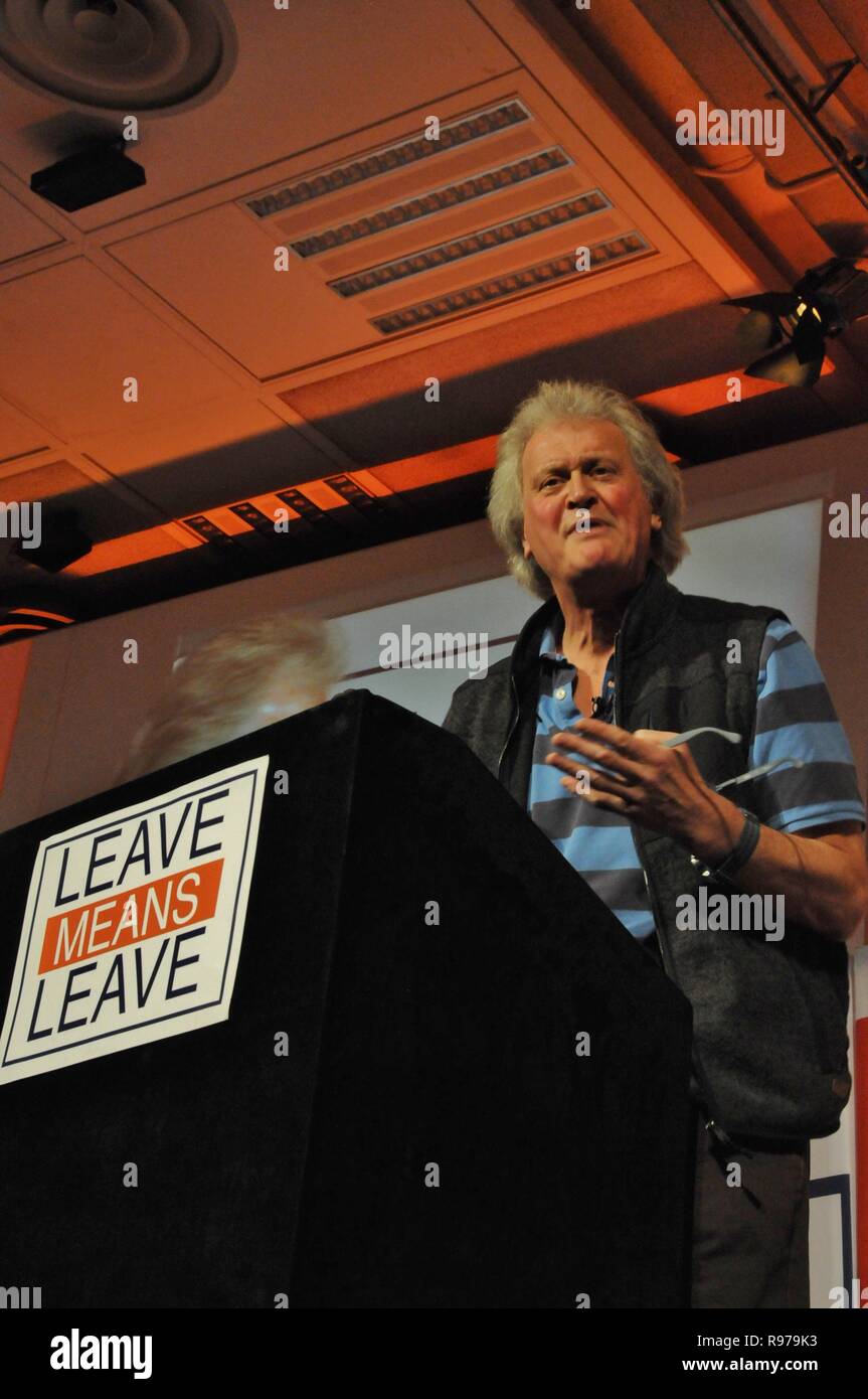 Tim Martin, le propriétaire du pub Wetherspoons chaîne parle des danger d'Brexit de nom seulement, à la laisser désigne le congé événement de campagne à Londres. Banque D'Images