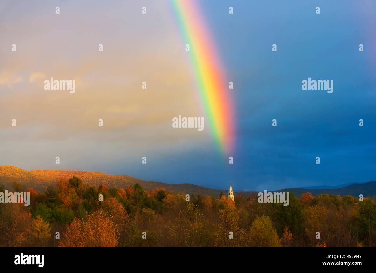 Un arc-en-ciel sur l'église de la congrégation à Middlebury, Vermont, une église protestante, affiliée à l'Église unie du Christ. Banque D'Images