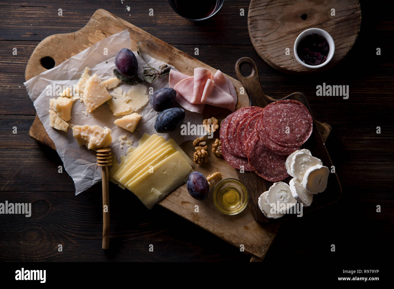 Conseil du fromage et de la viande, des collations pour le vin de noix et miel Banque D'Images