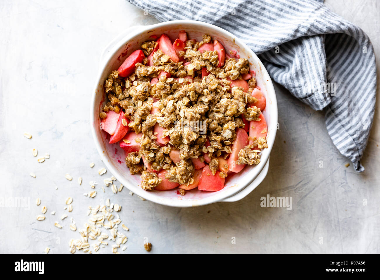 Un pink apple crisp (sans gluten) Banque D'Images
