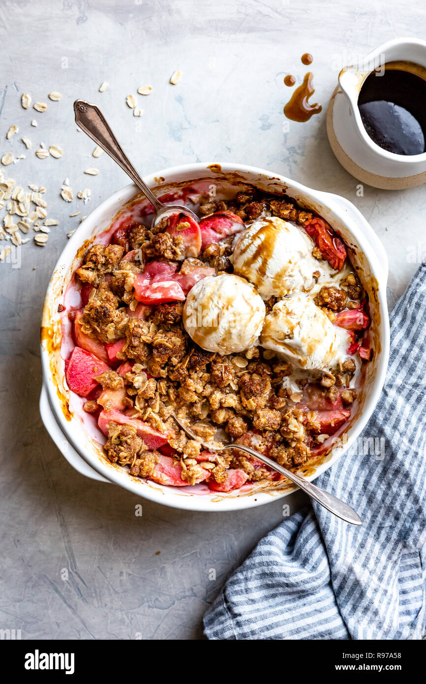 Un pink apple crisp (sans gluten) Banque D'Images