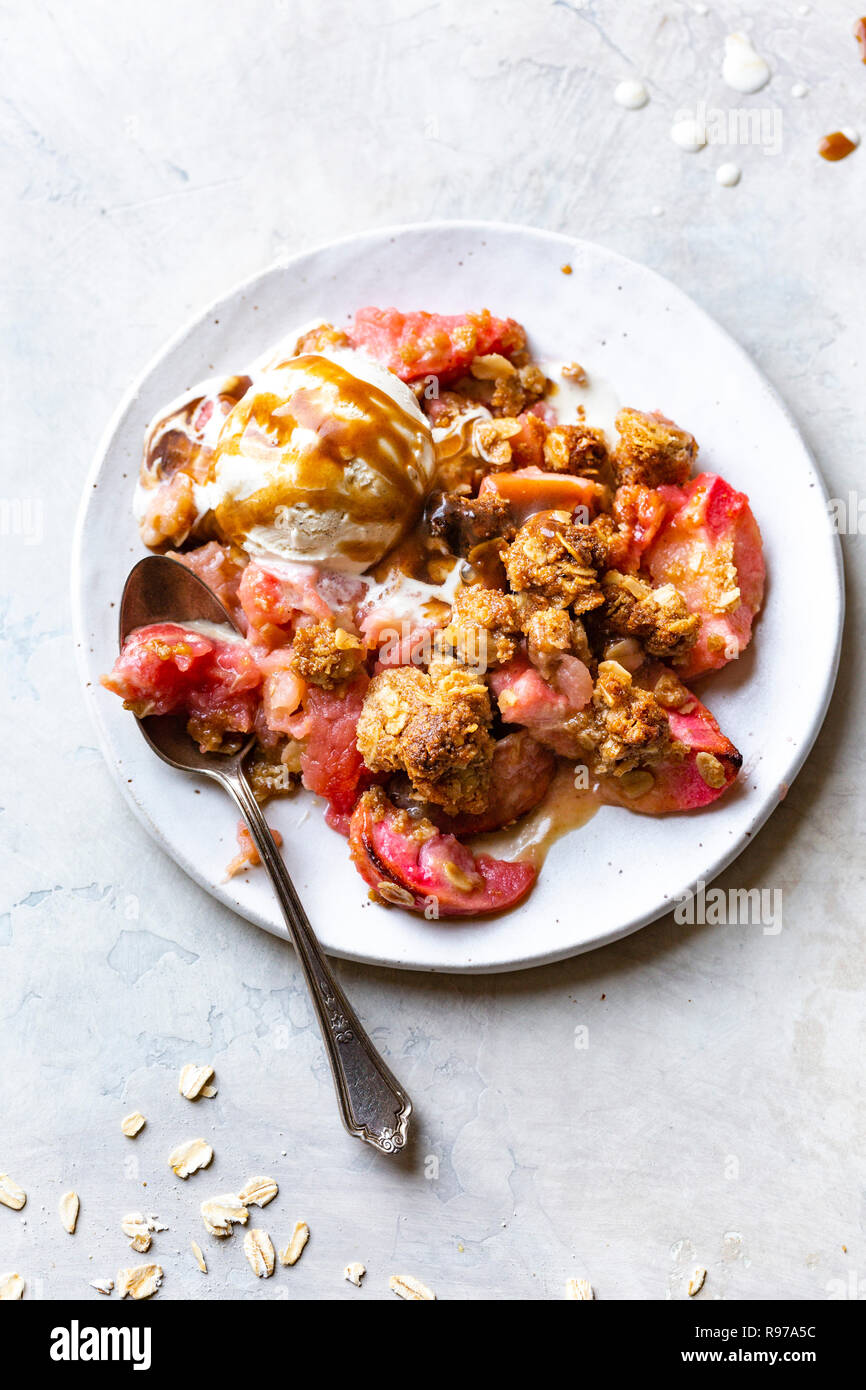 Un pink apple crisp (sans gluten) Banque D'Images
