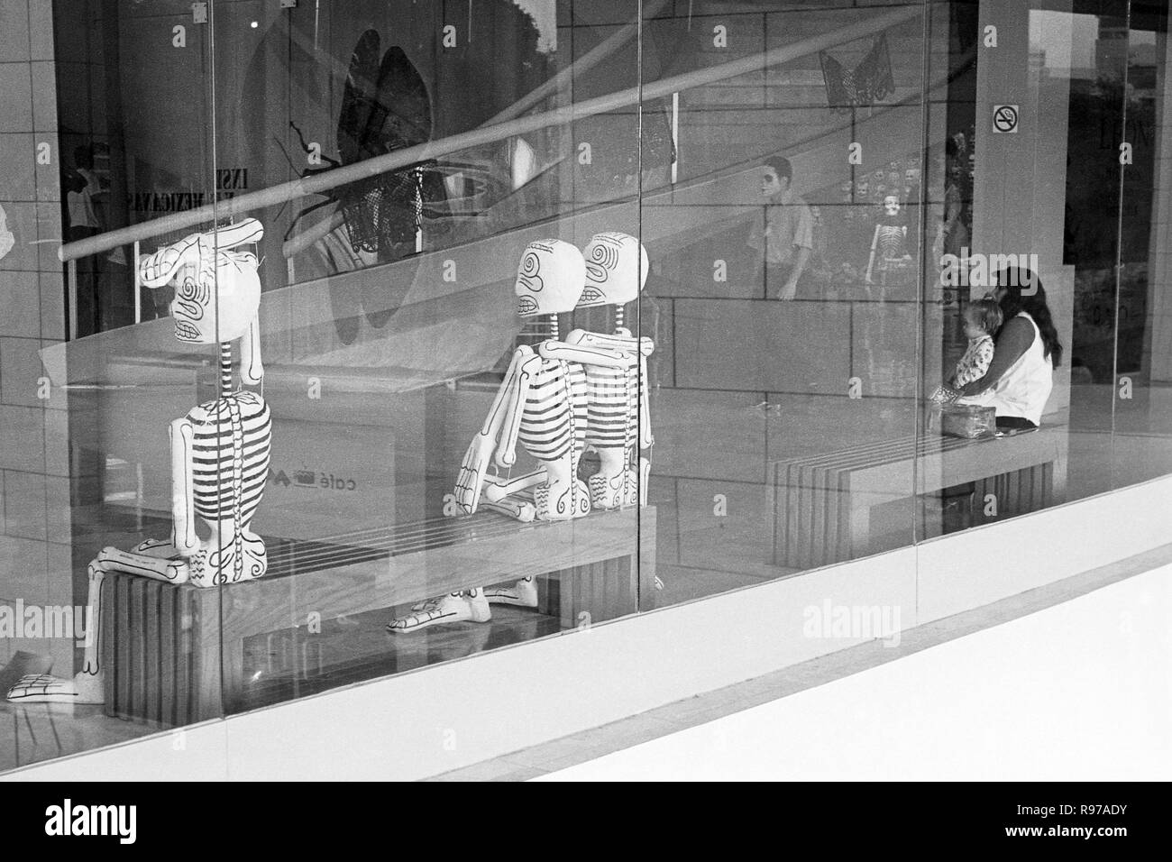 MONTERREY, NL/MEXIQUE - Nov 2, 2003 : le Jour des Morts Les chiffres du crâne au Musée de l'histoire du Mexique, à proximité de la Macroplaza. Une gardienne tenant un bébé Banque D'Images