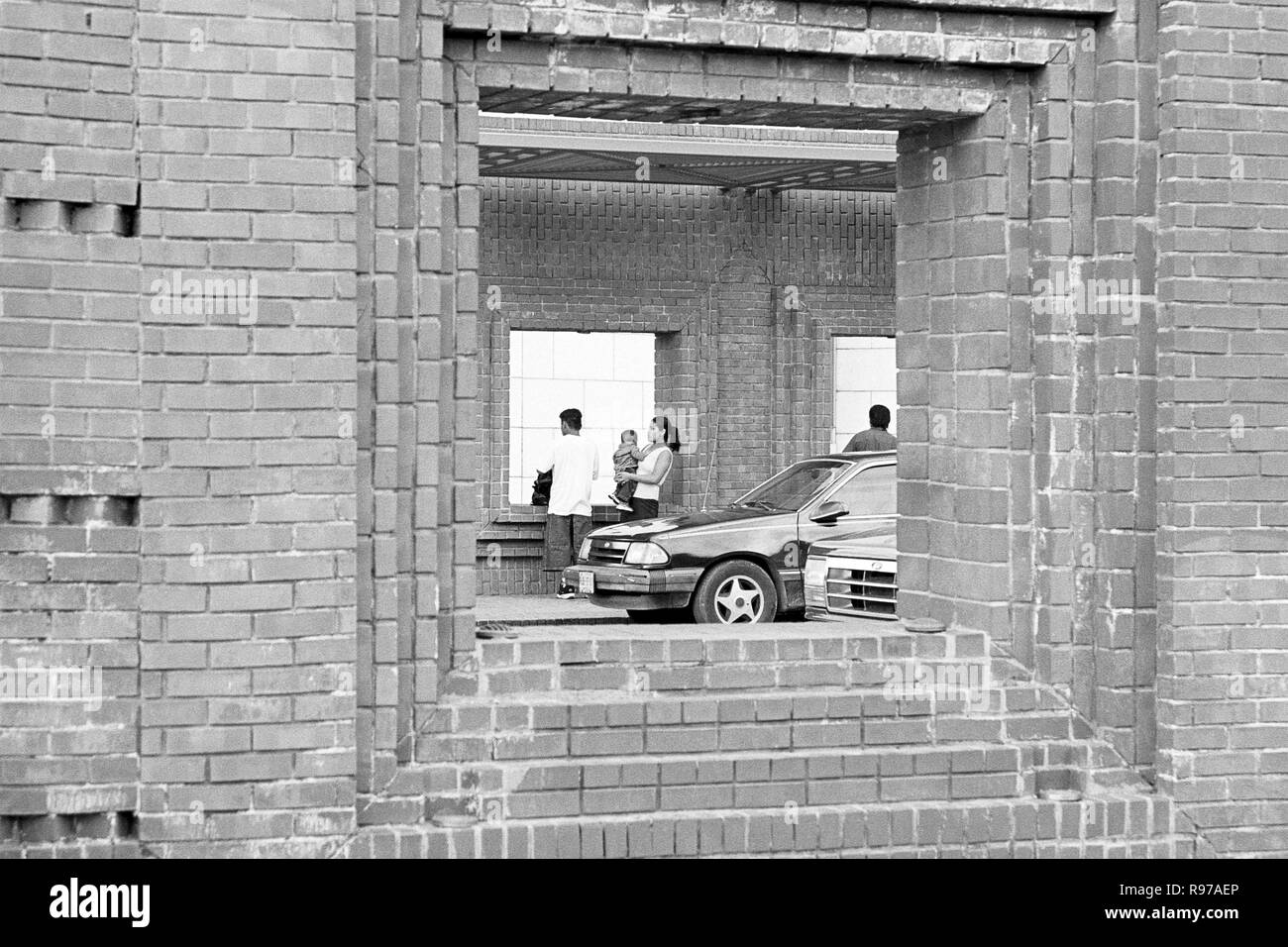 MONTERREY, NL/MEXIQUE - Nov 2, 2003 : les gens profiter de la vue de Santa Lucia à pied à partir d'une rue. Banque D'Images