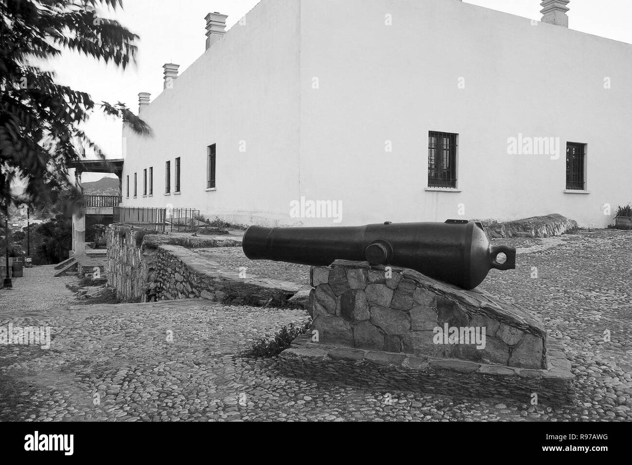 MONTERREY, NL/MEXIQUE - 20 NOVEMBRE 2002 : Cannon et le musée de l'Évêque Banque D'Images