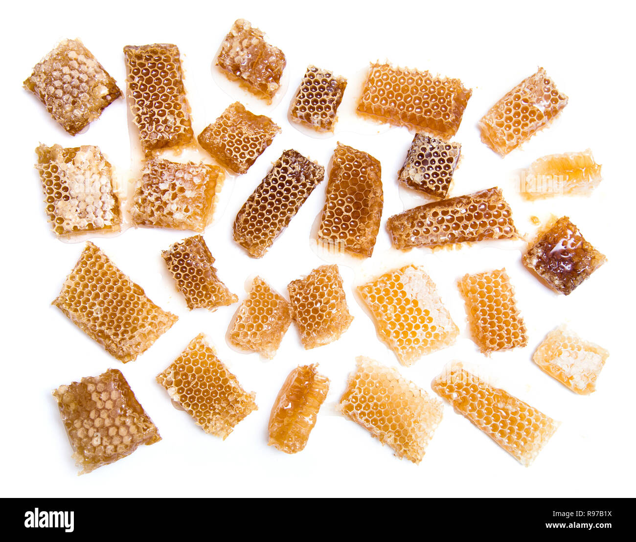 Morceaux de miel. Le miel d'abeilles frais morceaux sur fond blanc. Banque D'Images