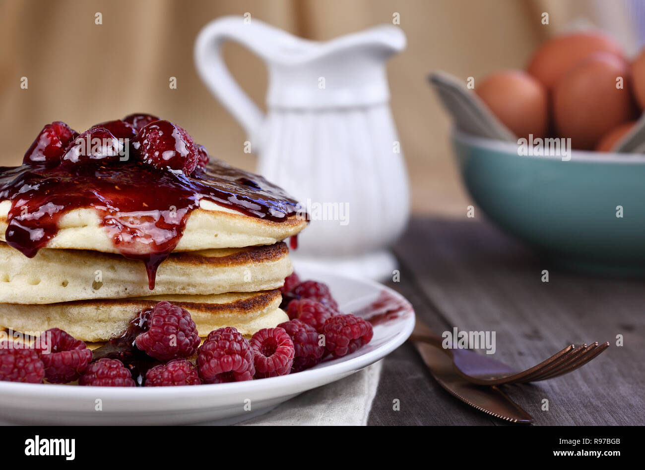 Délicieux petit golden Crêpes avec sirop de framboise et framboises fraîches. L'extrême profondeur de champ. Banque D'Images