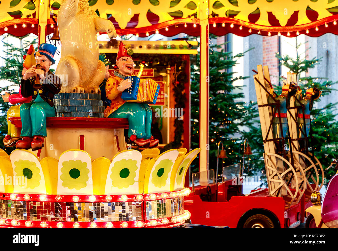 COLOGNE, ALLEMAGNE, LE 13 DÉCEMBRE 2018 : Carousel au le marché de Noël en face de la cathédrale Banque D'Images