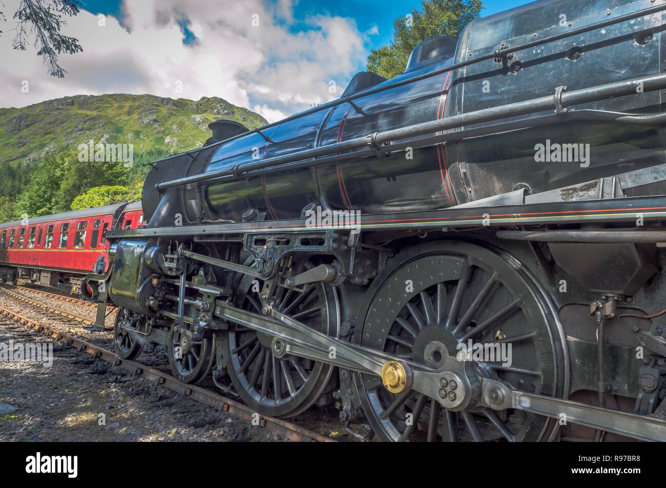 Un train se déplaçant dans les Highlands écossais Banque D'Images