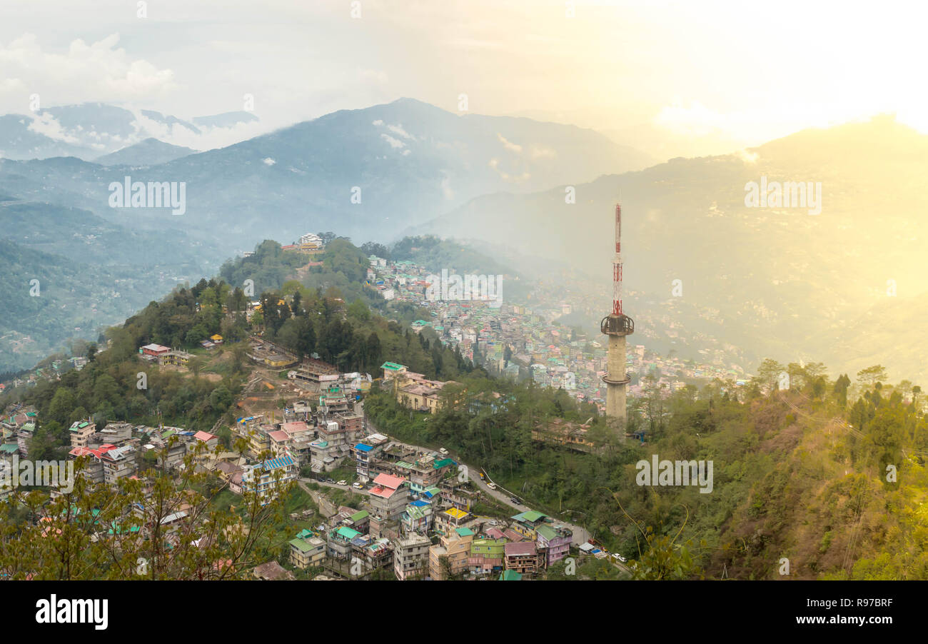 Vue à vol d'oiseau de Gangtok, la capitale du Sikkim, Inde Banque D'Images