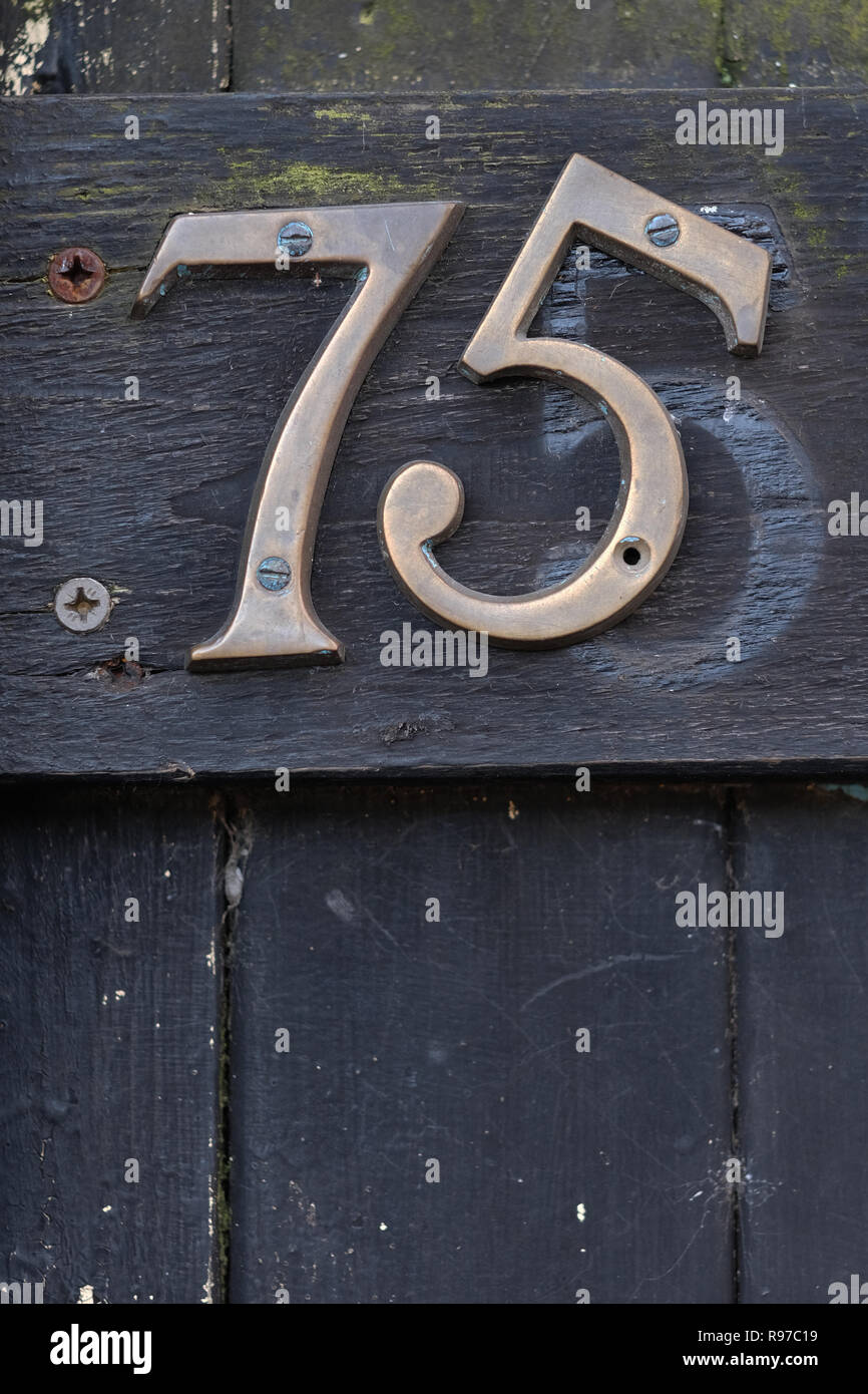 Le nombre 75 sur une porte. Banque D'Images