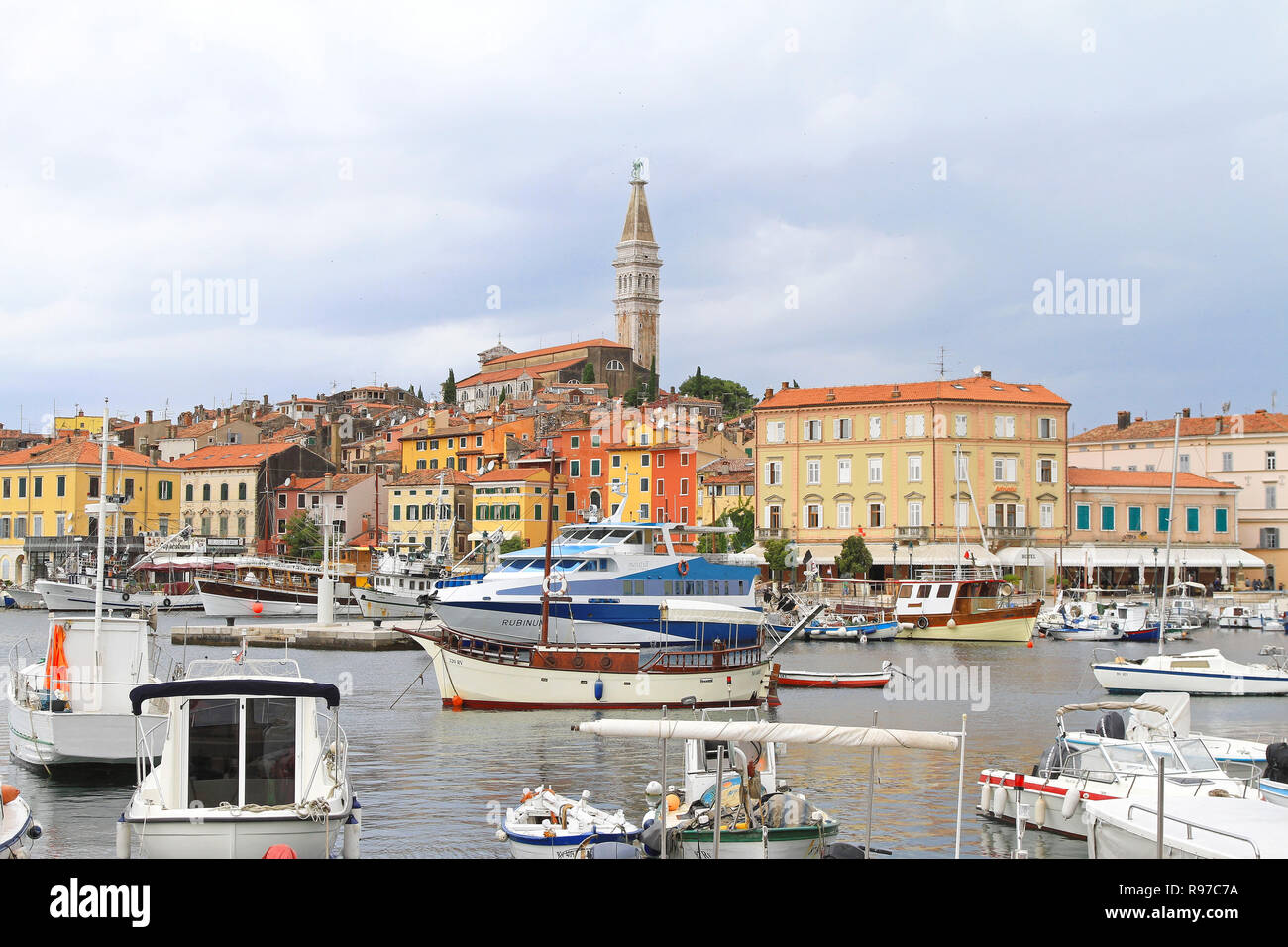 La Croatie, ROVINJ - JUIN 20 : port de Rovinj le 20 juin 2010. Port et ville pittoresque aux maisons colorées à Rovinj, Croatie. Banque D'Images