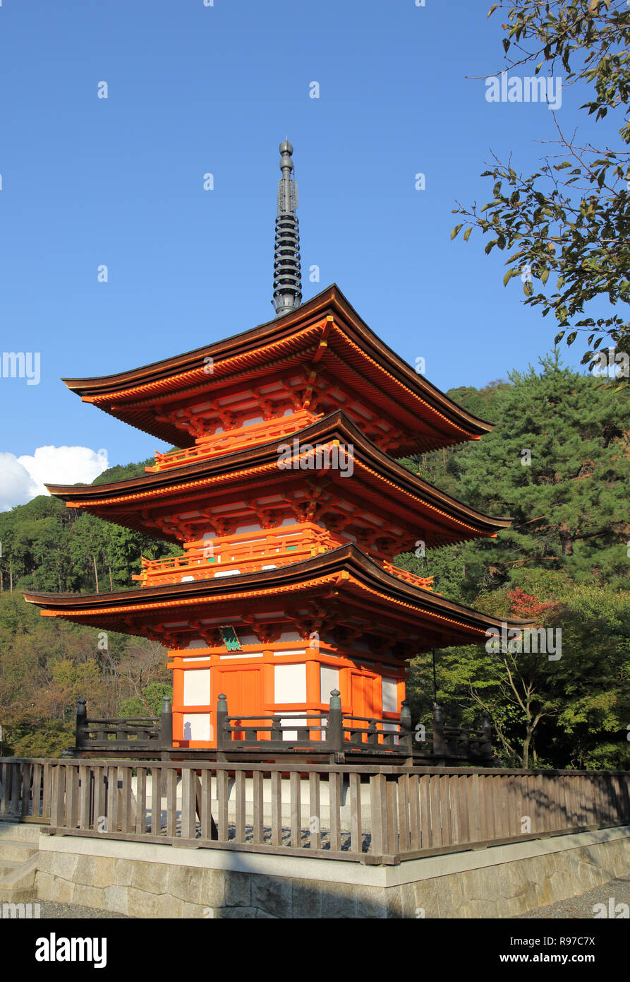 Le temple Kiyomizu-dera surplombant Kyoto au Japon Banque D'Images