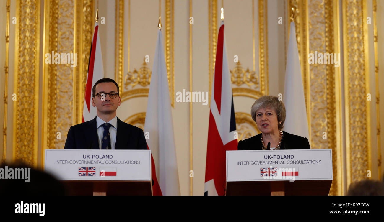 Premier ministre Theresa mai et le Premier ministre polonais Mateusz Morawiecki au cours d'une conférence de presse à la suite de l'UK-Pologne Consultations intergouvernementales à Lancaster House, Londres. Banque D'Images