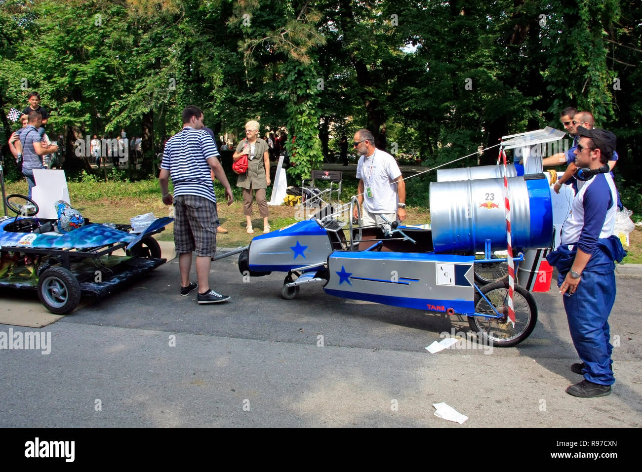 Zagreb, Croatie - 12 juin 2011 : Funny rocket racing team sur Red Bull Soapbox Banque D'Images