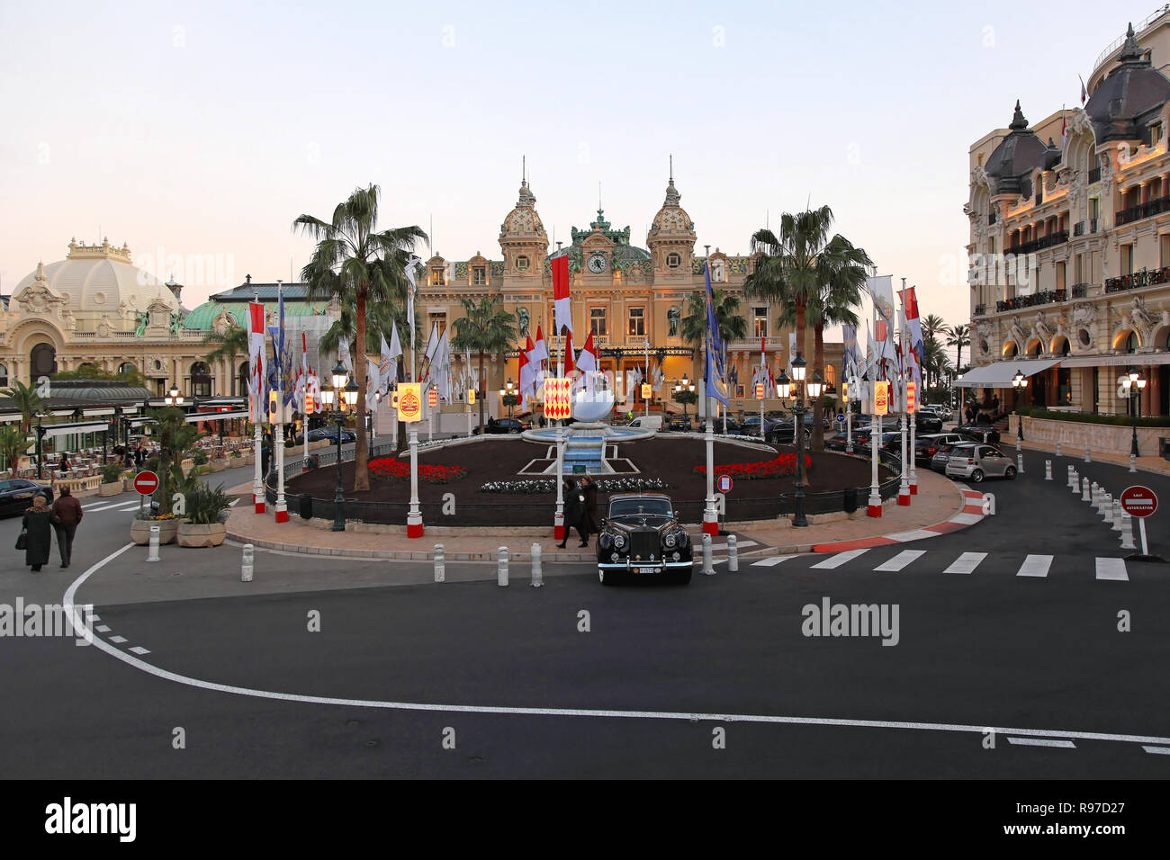 MONTE CARLO, MONACO - janvier 18 : Place du Casino de Monte Carlo le 18 janvier 2012. Place du Casino avec une partie du chemin de formule 1 de Monaco. Banque D'Images