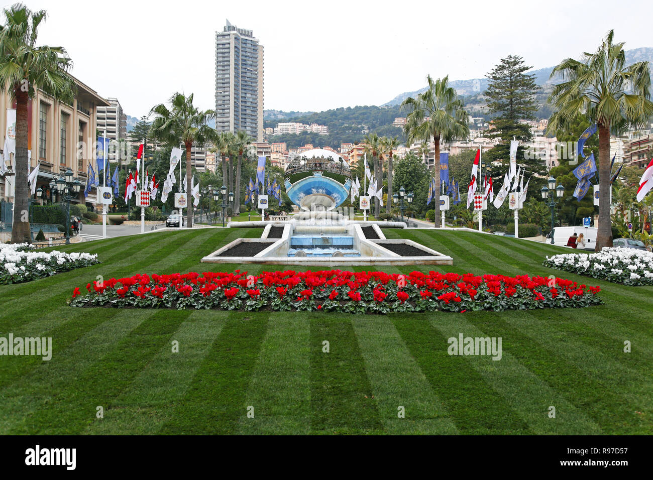 MONTE CARLO, MONACO - janvier 19 : Parc avec monument à Monte Carlo le 19 janvier 2012. Parc avec monument de la place du casino de Monte Carlo, Monaco. Banque D'Images