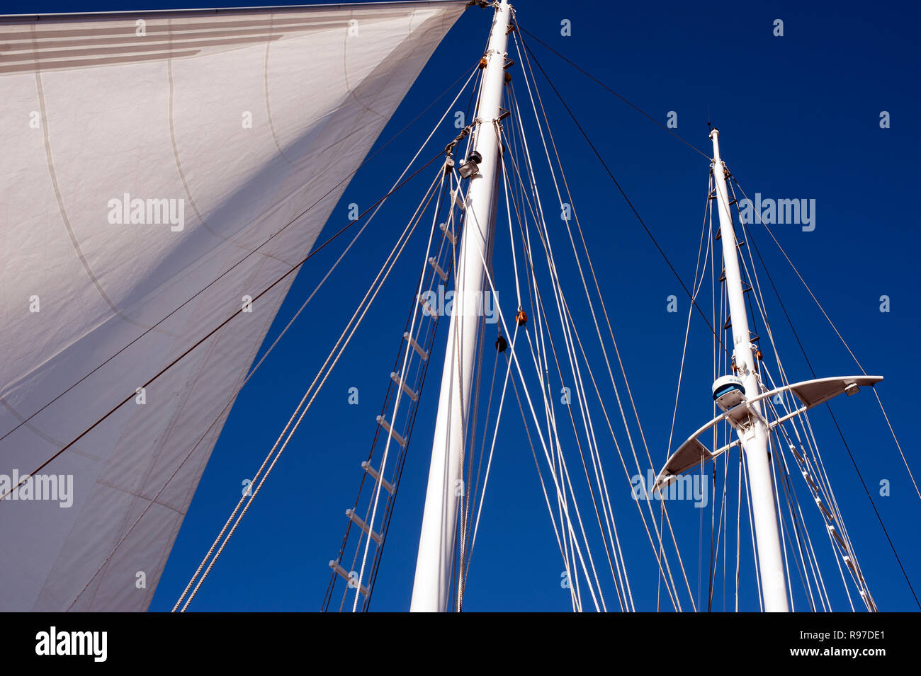 Bellingham Bay Marina avec voiliers amarrés avec ciel bleu et de close-up de voiles, mâts et gréement Banque D'Images