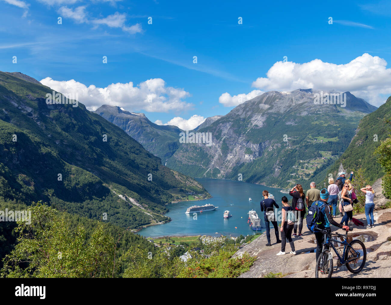 Les touristes à la vue surplombant la ville de Geiranger et Geirangerfjord, Norvège Banque D'Images