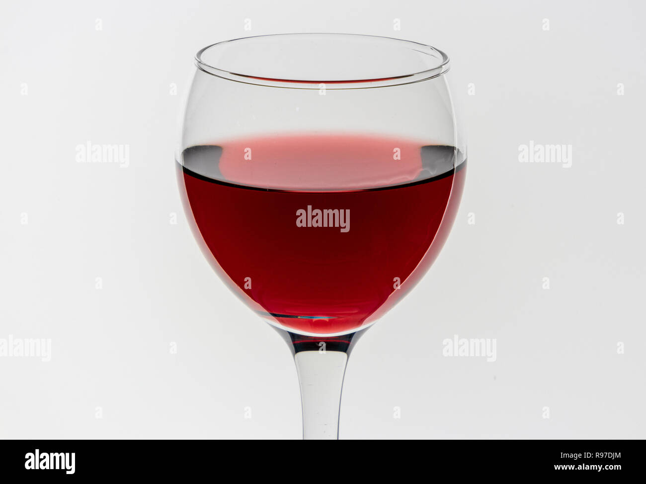 Un verre de vin rouge contre fond blanc Banque D'Images