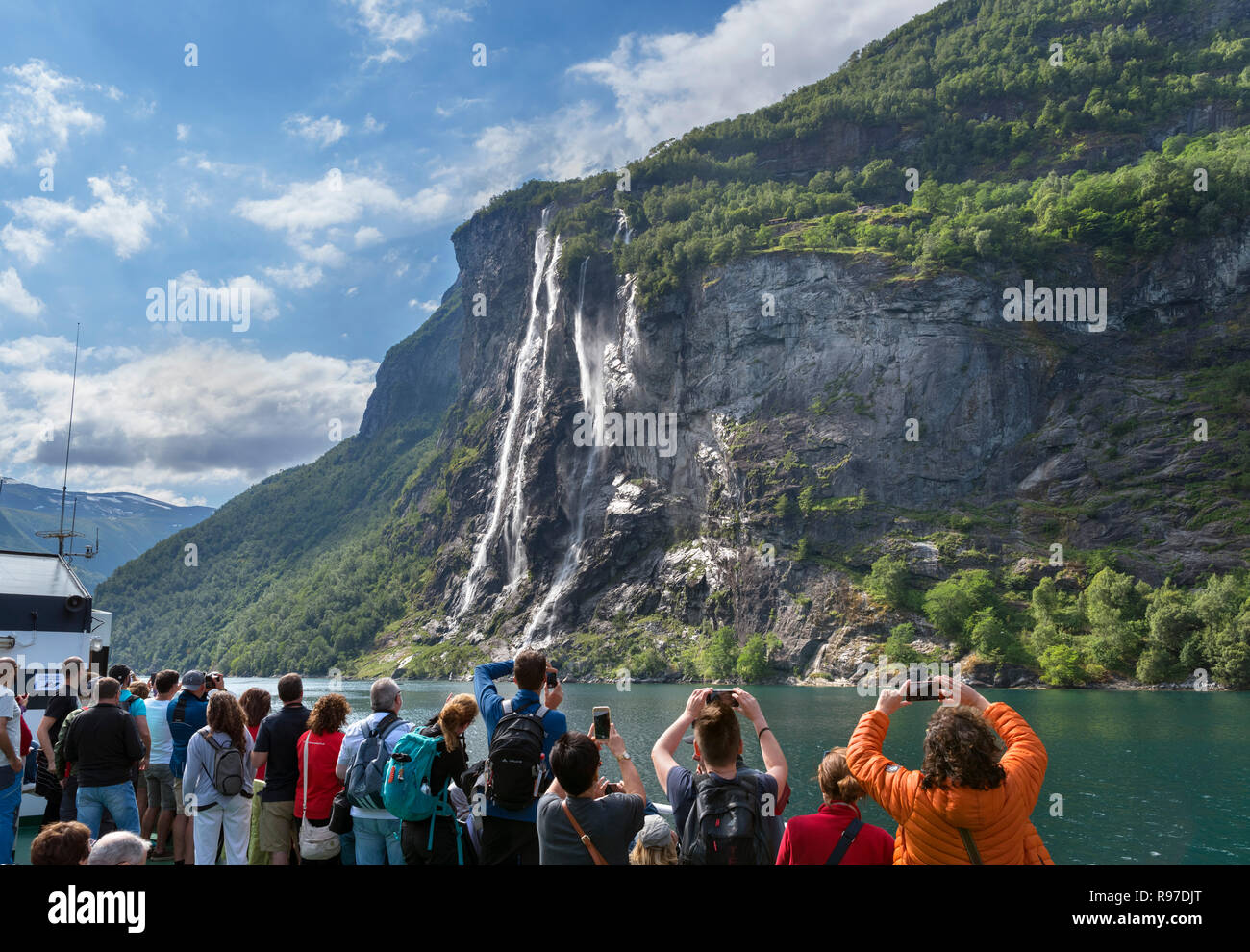 Les touristes de prendre des photos d'une chute à partir du pont du ferry Hellesylt à Geiranger, Geirangerfjord, Norvège Banque D'Images