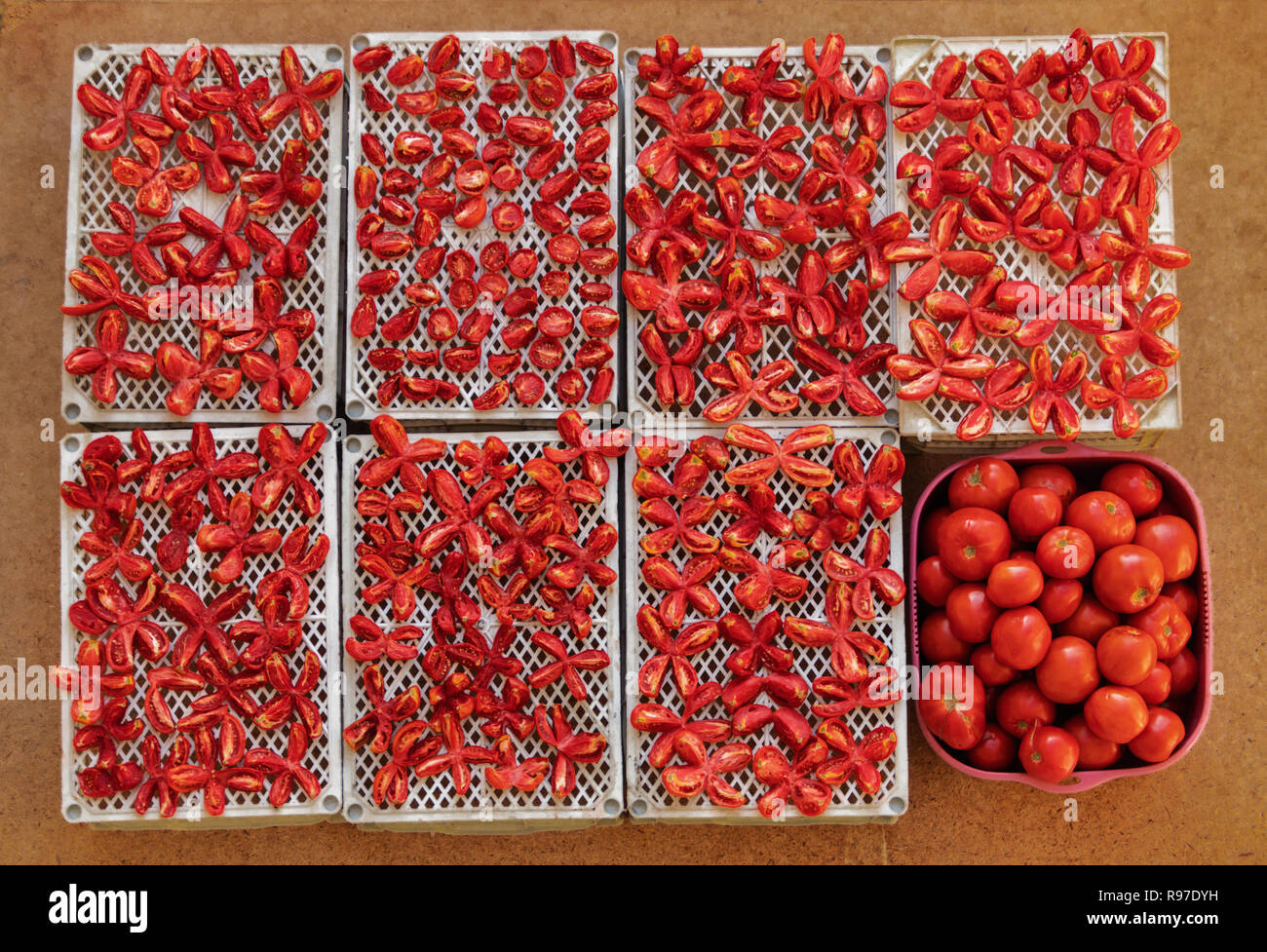 Des poivrons frais et tomates sur fond de table Banque D'Images Des poivrons frais et tomates sur fond de table Banque D'Images