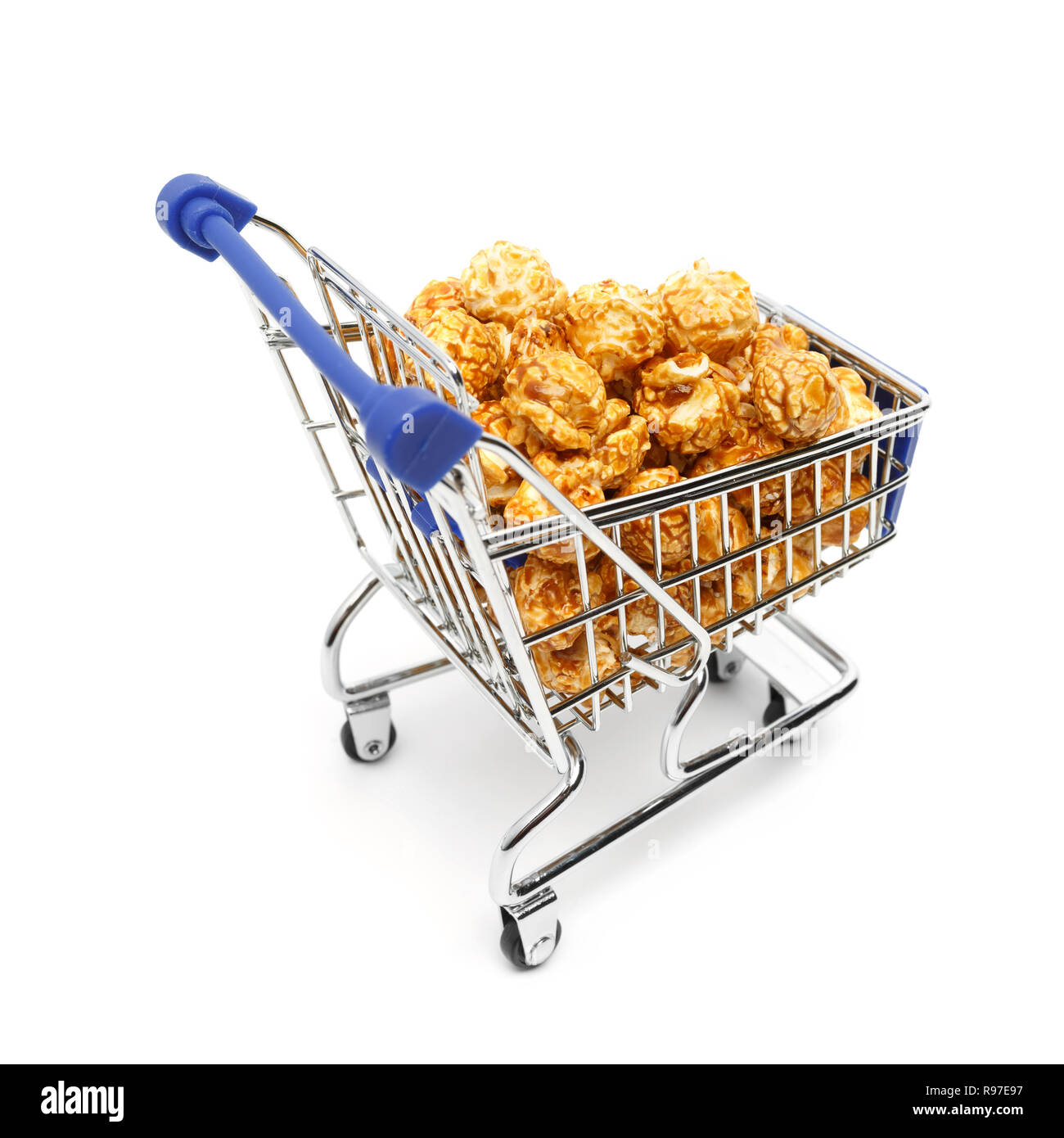 Panier miniature métal rempli de la golden du maïs soufflé sucré sur fond blanc Banque D'Images