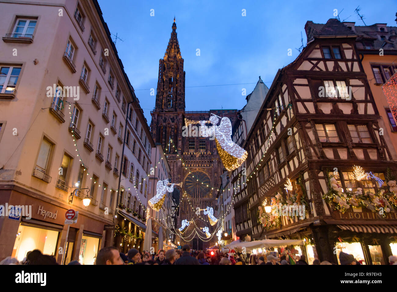 2018 Marche De Noel Autour De La Cathedrale De Strasbourg Capitale De Noel En Alsace France Photo Stock Alamy